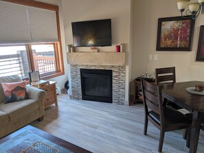 Smart TV, caminetto, lettore DVD