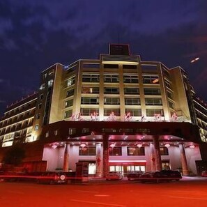 Fachada de la propiedad por la tarde o noche