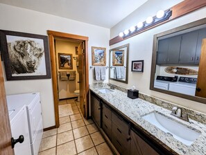 Douche, baignoire Ă jets, sĂšche-cheveux, serviettes fournies