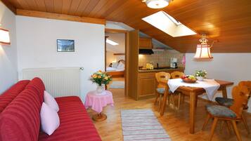 Standard-Apartment, Annex | Wohnbereich | Flachbildfernseher