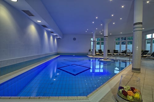Innenpool, geöffnet von 06:00 Uhr bis 22:00 Uhr, Liegestühle