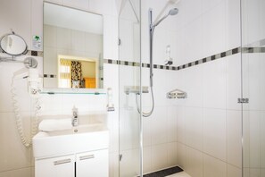 Standard-Einzelzimmer | Badezimmer | Dusche, kostenlose Toilettenartikel, Haartrockner, Bademäntel