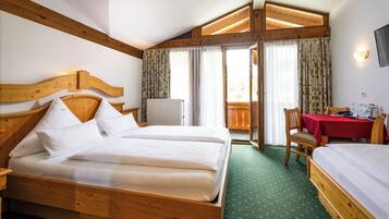 Habitación triple estándar | Ropa de cama hipoalergénica y caja de seguridad en la habitación