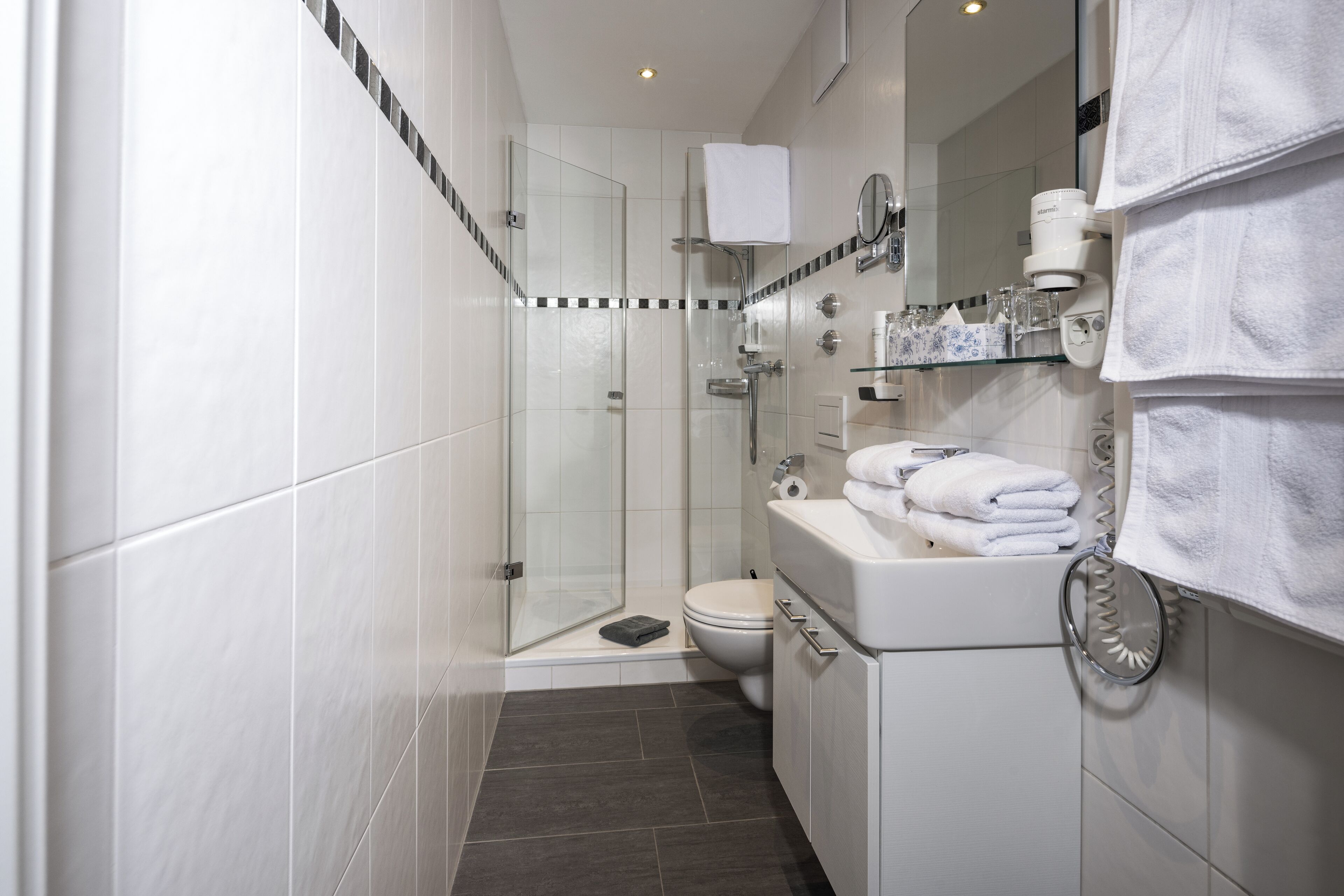 standard quadruple room | bathroom | shower, free toiletries, hair dryer, bathrobes