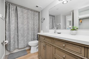 Combined shower/bathtub, hair dryer, towels, soap - BEACHFRONT-9th floor view, recently updated-avail July 18-25, Aug 1-8, 8-15 (Destin)