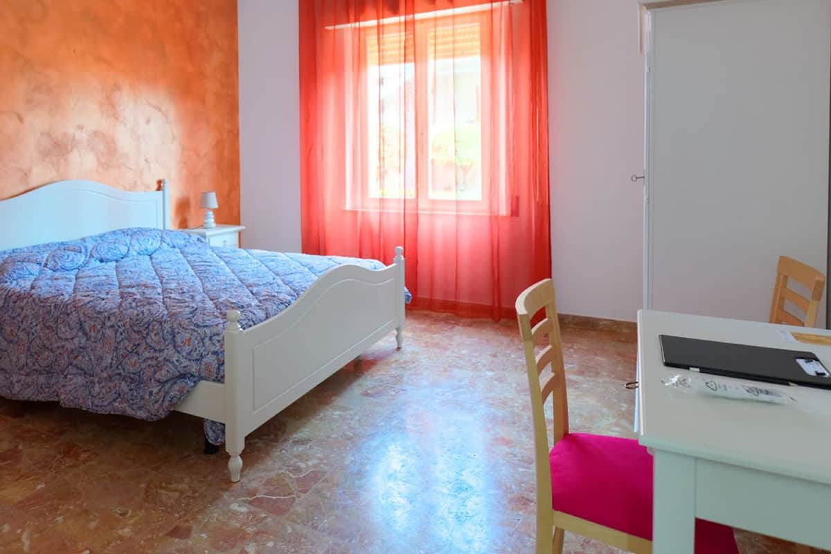 Superior Tek Büyük veya İki Ayrı Yataklı Oda | Odada kasa, masa, ütü/ütü masası, ücretsiz beşik/çocuk yatağı