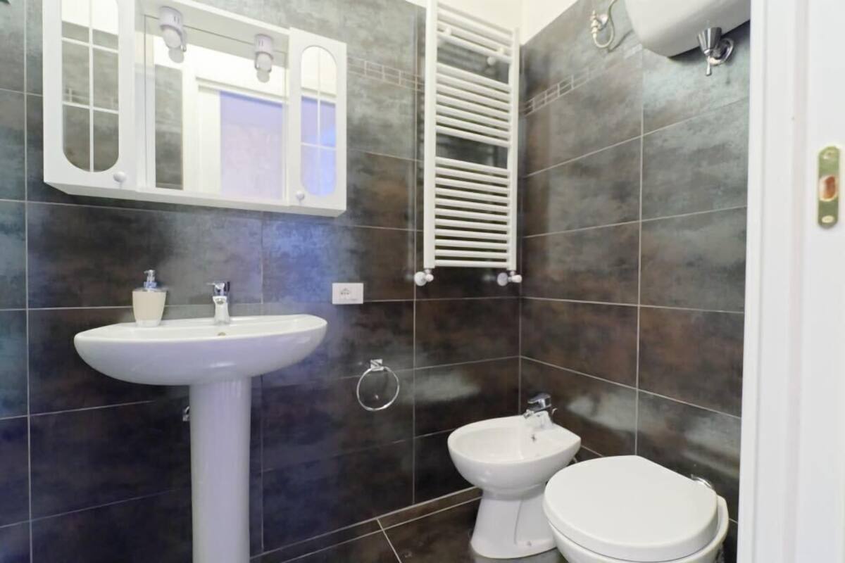 Üç Kişilik Oda | Banyo | Duş, geniş duş başlığı, ücretsiz banyo/kozmetik ürünleri