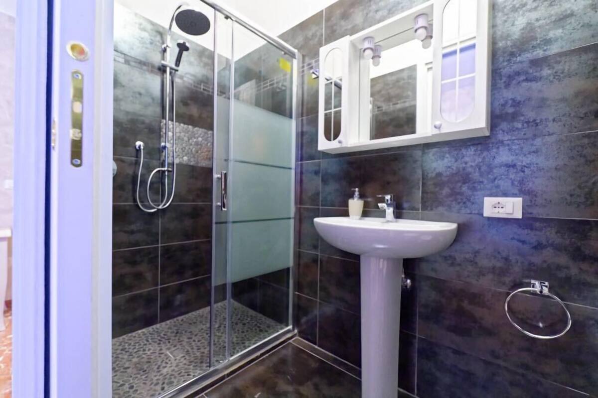 Üç Kişilik Oda | Banyo | Duş, geniş duş başlığı, ücretsiz banyo/kozmetik ürünleri