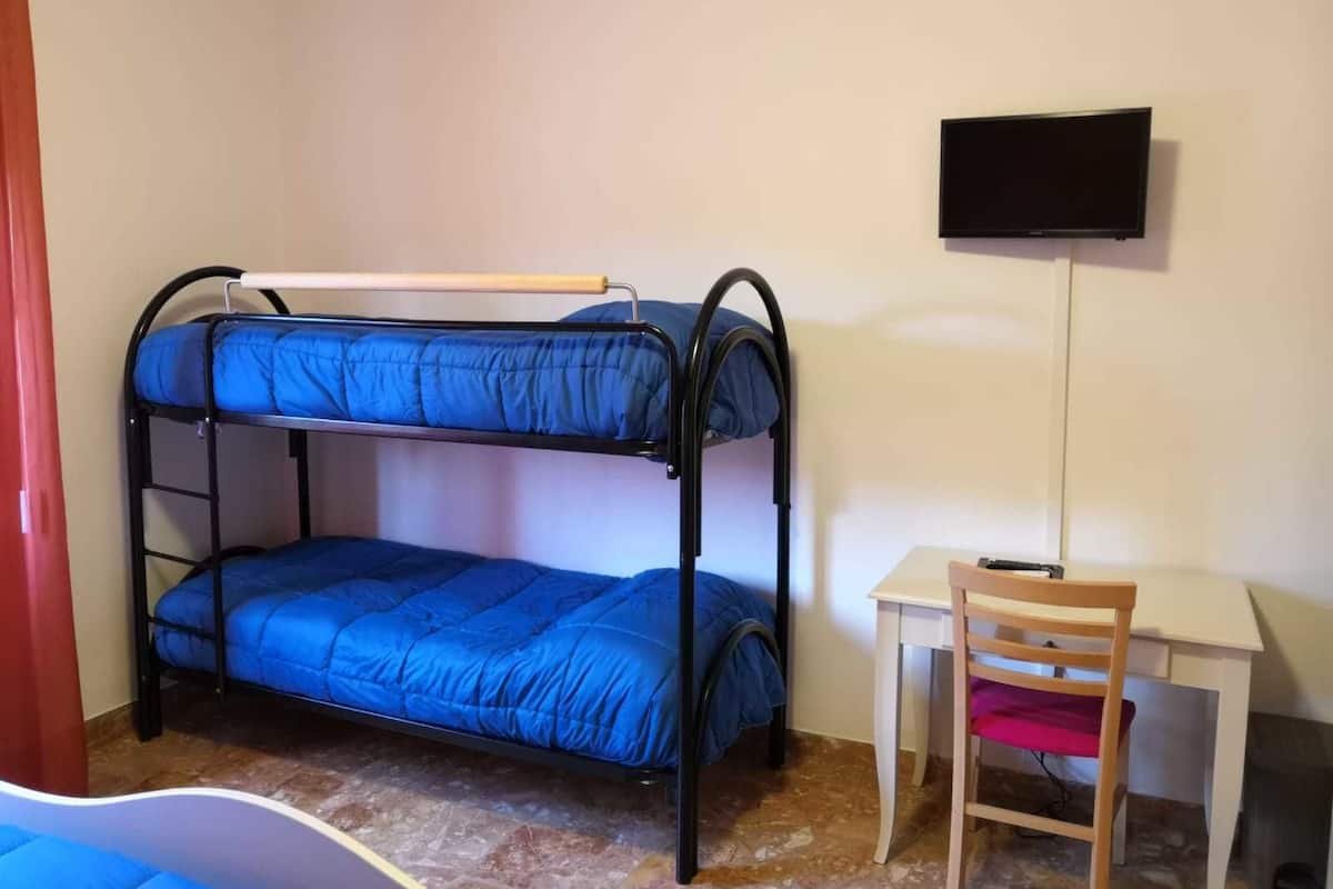 Superior Tek Büyük veya İki Ayrı Yataklı Oda | Odada kasa, masa, ütü/ütü masası, ücretsiz beşik/çocuk yatağı