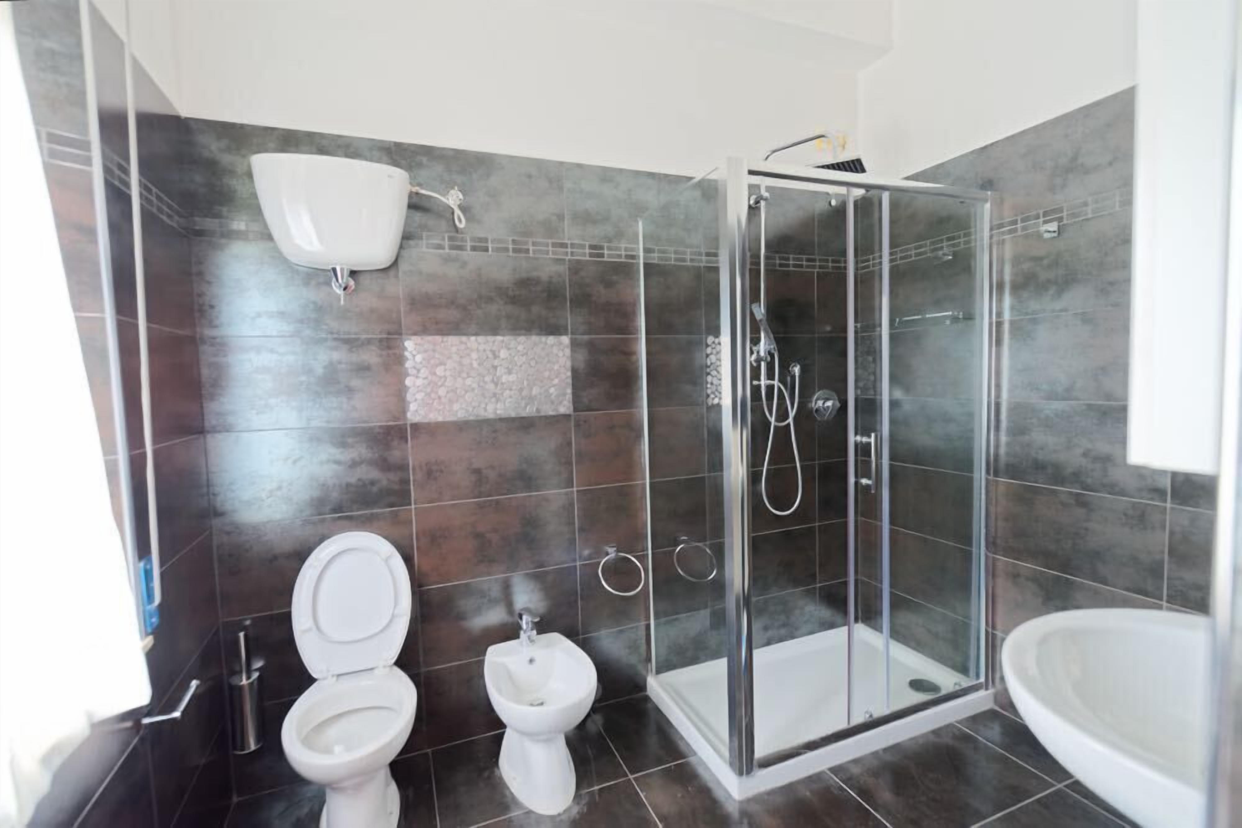 Chambre Supérieure Double ou avec lits jumeaux | Salle de bain | Douche, douche à « effet pluie », articles de toilette gratuits