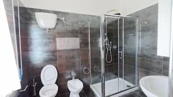 Chambre Supérieure Double ou avec lits jumeaux | Salle de bain | Douche, douche à « effet pluie », articles de toilette gratuits