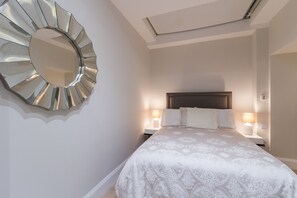 Luxe appartement, 1 queensize bed | 1 slaapkamer, een bureau, een strijkplank/strijkijzer, gratis wifi