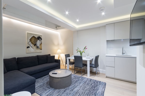 Luxe appartement, 1 queensize bed | Woonkamer | Flatscreentelevisie