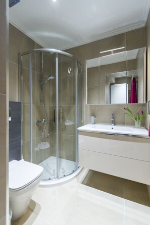Luxe appartement, 1 queensize bed | Badkamer | Een douche, gratis toiletartikelen, een haardroger, handdoeken