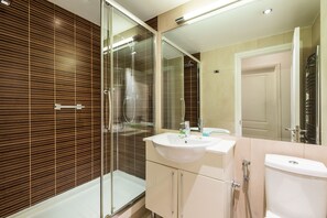Bathroom - Kensington Hotel Apartments (London)