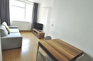 Apartamento, 1 quarto | Área de estar | TV de tela plana