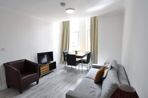 Lägenhet Deluxe | Vardagsrum | Platt-tv