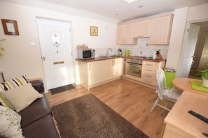 Cottage with Double Bed | Private kitchen | Fridge, microwave, oven, stovetop - Little Rushbrook Cottages (Solihull)