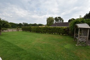 Superior Cottage | Garden view