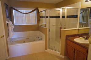 Ensemble douche/baignoire, baignoire Ă jets, sĂšche-cheveux