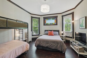 8 bedrooms, in-room safe, desk, iron/ironing board - Historic Victorian for Large Groups • 18 Beds • Walk to Bars & Coffee (St Paul)