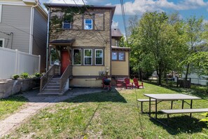 Outdoor dining - Historic Victorian for Large Groups • 18 Beds • Walk to Bars & Coffee (St Paul)