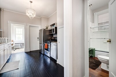 Historic St. Paul Stay w/ Parking • Group and Family Friendly!
