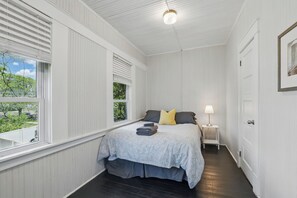 8 Schlafzimmer, Zimmersafe, Schreibtisch, Bügeleisen/Bügelbrett