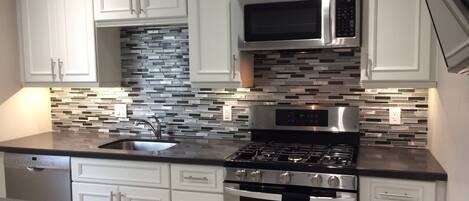 Køleskab, mikrobølgeovn, ovn, kogeplade