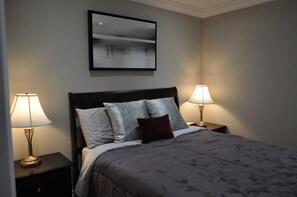 2 bedrooms, iron/ironing board, WiFi, bed sheets - Beautiful  Downtown Toronto Suite - Heart of Queen West-Entire 2nd Floor-Monthly (Toronto)