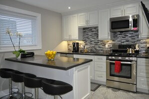 Fridge, microwave, oven, stovetop - Beautiful  Downtown Toronto Suite - Heart of Queen West-Entire 2nd Floor-Monthly (Toronto)