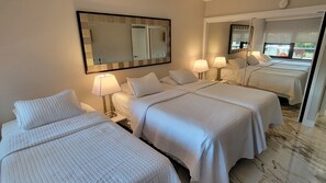 4 bedrooms, iron/ironing board, free WiFi, bed sheets - Large Deluxe Corner Apartment for Large Groups - 521 (Miami Beach)
