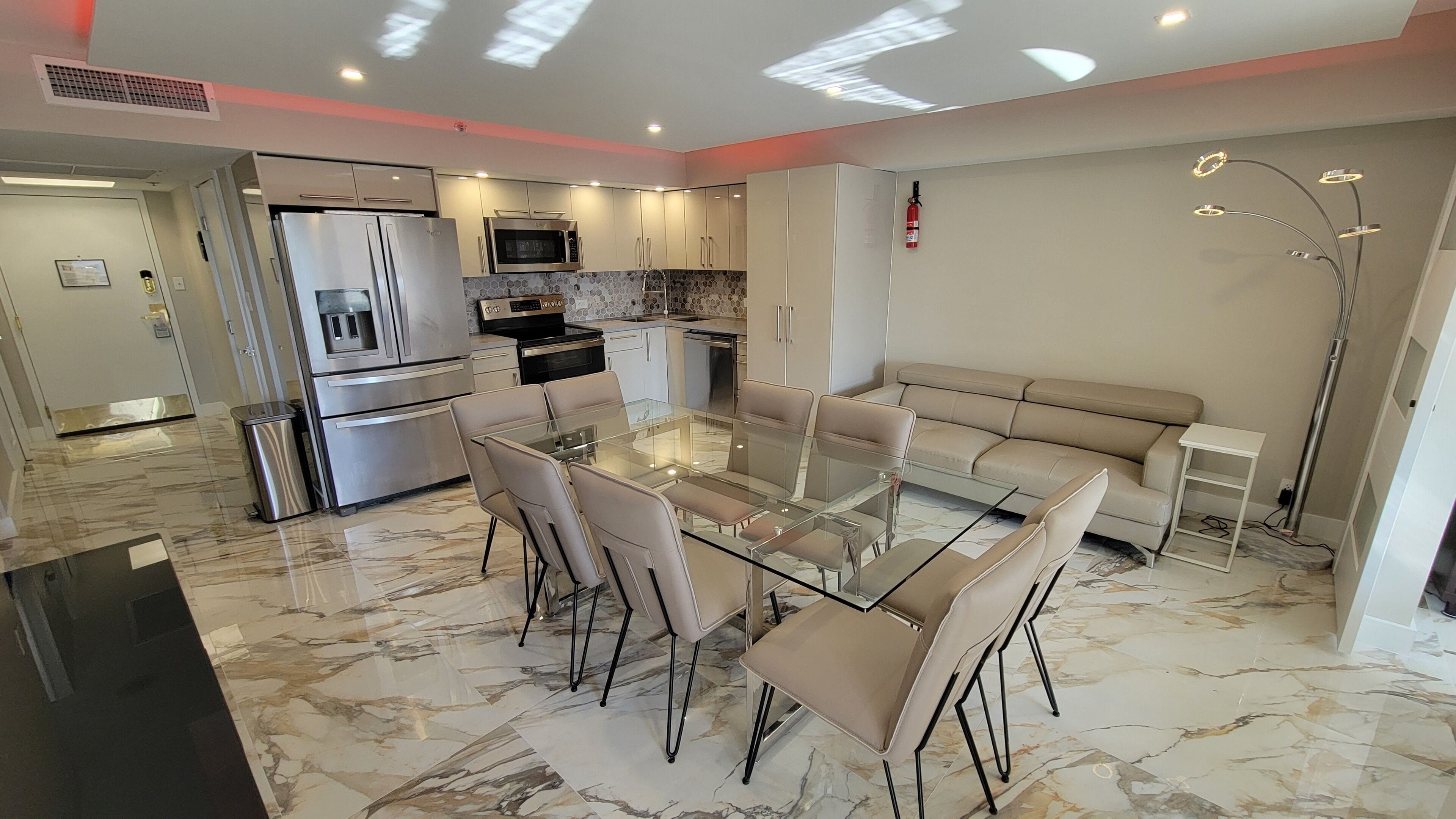 Large Deluxe Corner Apartment for Large Groups - 521