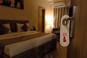 Basic Room | Premium bedding, in-room safe, desk, free WiFi - STEPiNN - Ess Kay Ess Villa (Gurugram)