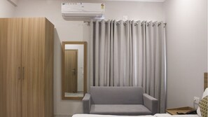 Ropa de cama de alta calidad, caja fuerte, escritorio y wifi gratis