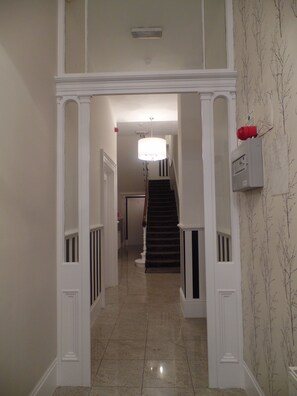 Interior entrance - QB 6 (London)