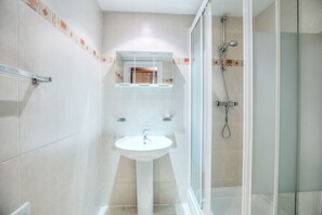 Studio Suite, 1 Double Bed | Bathroom - QB 6 (London)