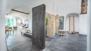 Three-Bedroom Villa with Private Pool & Sea View | Vardagsrum | 22-tums platt-tv med kabelkanaler och tv