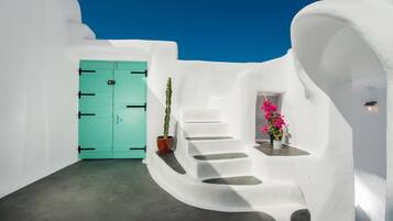 Two Bedroom Villa with Private Indoor Cave Pool | Terraço/pátio