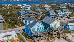 Un quartier résidentiel situé sur la côte, où les maisons sont dotées de balcons et de terrasses en bois.