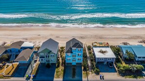 Un quartier résidentiel situé sur la côte, où les maisons sont construites juste à côté de la plage.