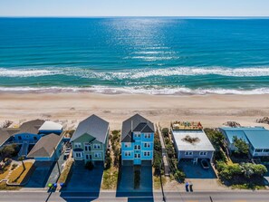 On the beach - Clamalot | Oceanfront Group Retreat in Surf City + Elevator (Surf City)