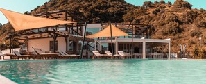 Seasonal outdoor pool, pool umbrellas, pool loungers - Agriturismo Podere Pansera (Petrizzi)