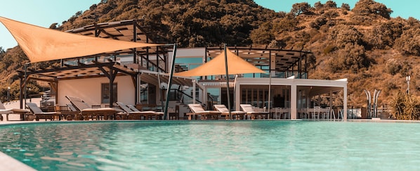 Kauden mukainen ulkouima-allas, aurinkovarjoja, aurinkotuoleja