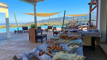 Außenpool (je nach Saison geöffnet), Sonnenschirme, Liegestühle