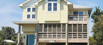 Bandit's Bungalow:  Pet friendly, marsh and pond views, decks, screened porch