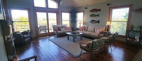 Una televisión, una chimenea