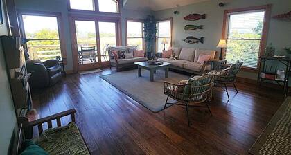 Bandit's Bungalow: Pet friendly, marsh and pond views, decks, screened porch