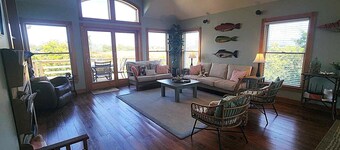 Bandit's Bungalow: Pet friendly, marsh and pond views, decks, screened porch