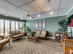TV - Idyllic Ocean View 4th Floor, 2 Bed/2 Bath condo sleeps 6 guests. Beachfront balcony & pool (Fernandina Beach)